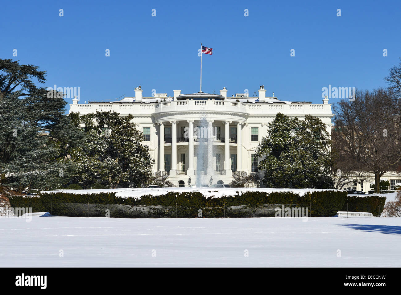 La Casa Bianca in inverno con terreni coperti di neve bianca Foto Stock