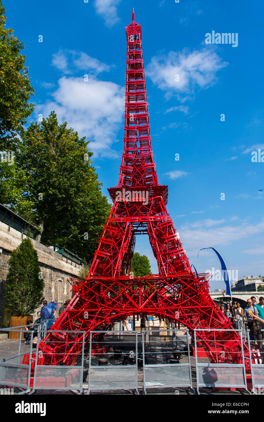 Parigi, Francia, turisti che si godono gli eventi pubblici, "Paris Plage', Urban Beach, Torre Eiffel Installazione su strada, fatto di dipinto di Bistro Francese sedie Foto Stock