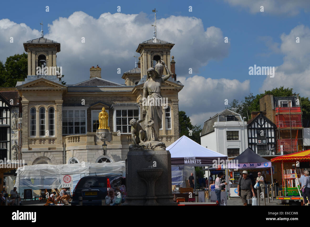 RoyalBorough KingstononThames marketplace con i suoi antichi palazzi e la strada dei responsabili del marketing ottiene pronto per aday vendita&acquisto Foto Stock