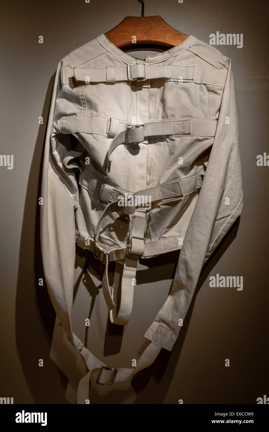 Camicia di forza / straightjacket per paziente psichiatrico nel Dr Guislain museo sulla storia della psichiatria, Gand, Belgio Foto Stock
