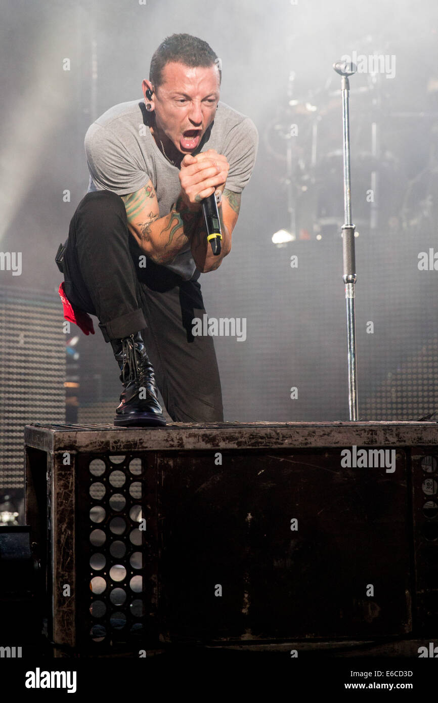 Agosto 18, 2014 - Holmdel (, New Jersey, Stati Uniti - il cantante CHESTER BENNINGTON della band Linkin Park si esibisce dal vivo al PNC Bank Arts Center di Holmdel (, New Jersey (credito Immagine: © Daniel DeSlover/ZUMA filo) Foto Stock