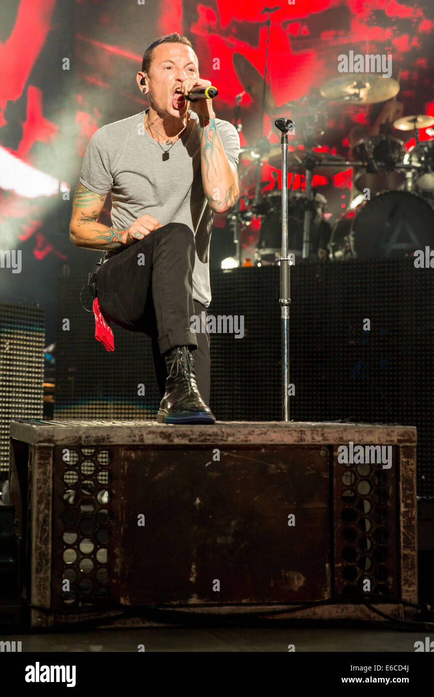 Agosto 18, 2014 - Holmdel (, New Jersey, Stati Uniti - il cantante CHESTER BENNINGTON della band Linkin Park si esibisce dal vivo al PNC Bank Arts Center di Holmdel (, New Jersey (credito Immagine: © Daniel DeSlover/ZUMA filo) Foto Stock