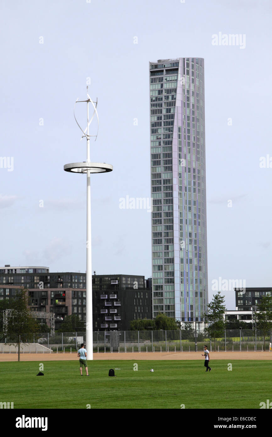 Blocco a torre di Stratford London vista dal parco olimpico Foto Stock
