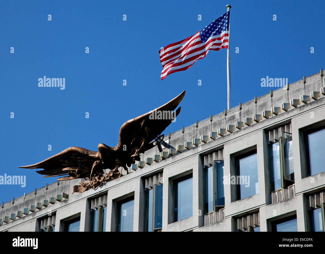 U.S. aquila e bandiera sopra Ambasciata americana in Grosvenor Square, Mayfair, Londra Foto Stock