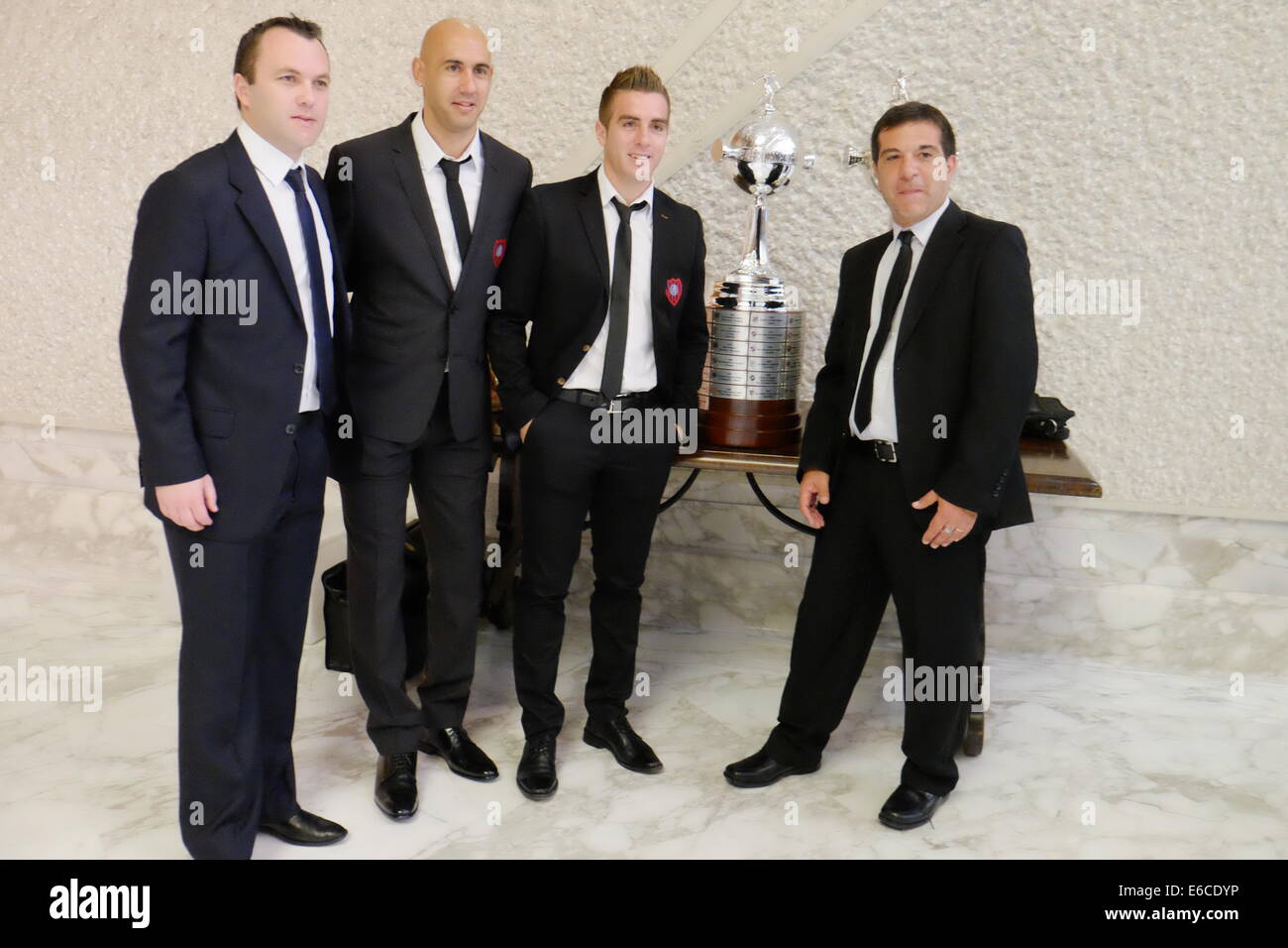 Città del Vaticano. 20 Agosto, 2014. Città del Vaticano Sala Paolo VI xx agosto 2014 Papa Francesco con la squadra di calcio di San Lorenzo Almagro Credito: Davvero Facile Star/Alamy Live News Foto Stock