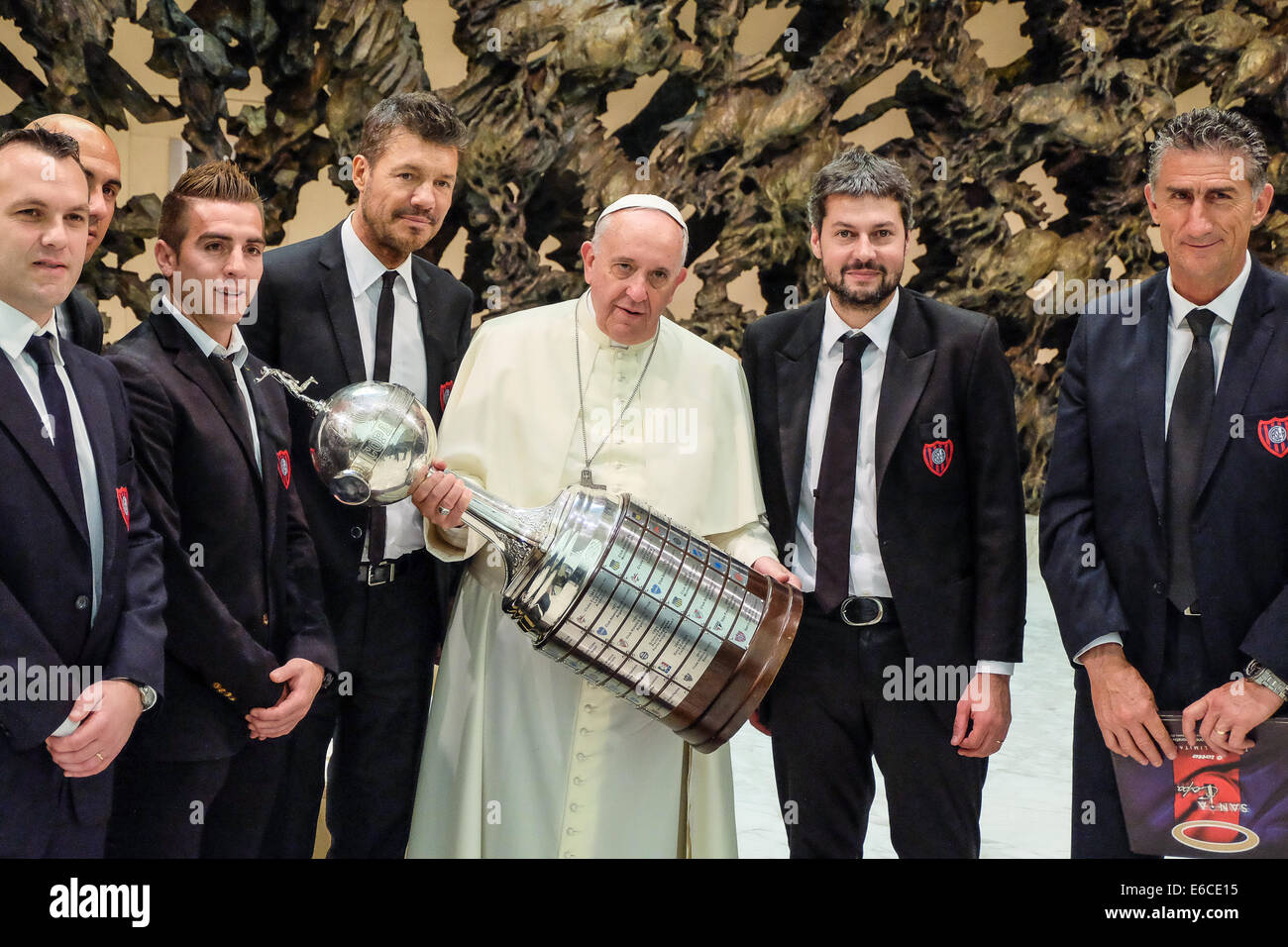 Città del Vaticano. 20 Agosto, 2014. Città del Vaticano Sala Paolo VI xx agosto 2014 Papa Francesco con la squadra di calcio di San Lorenzo Almagro Credito: Davvero Facile Star/Alamy Live News Foto Stock