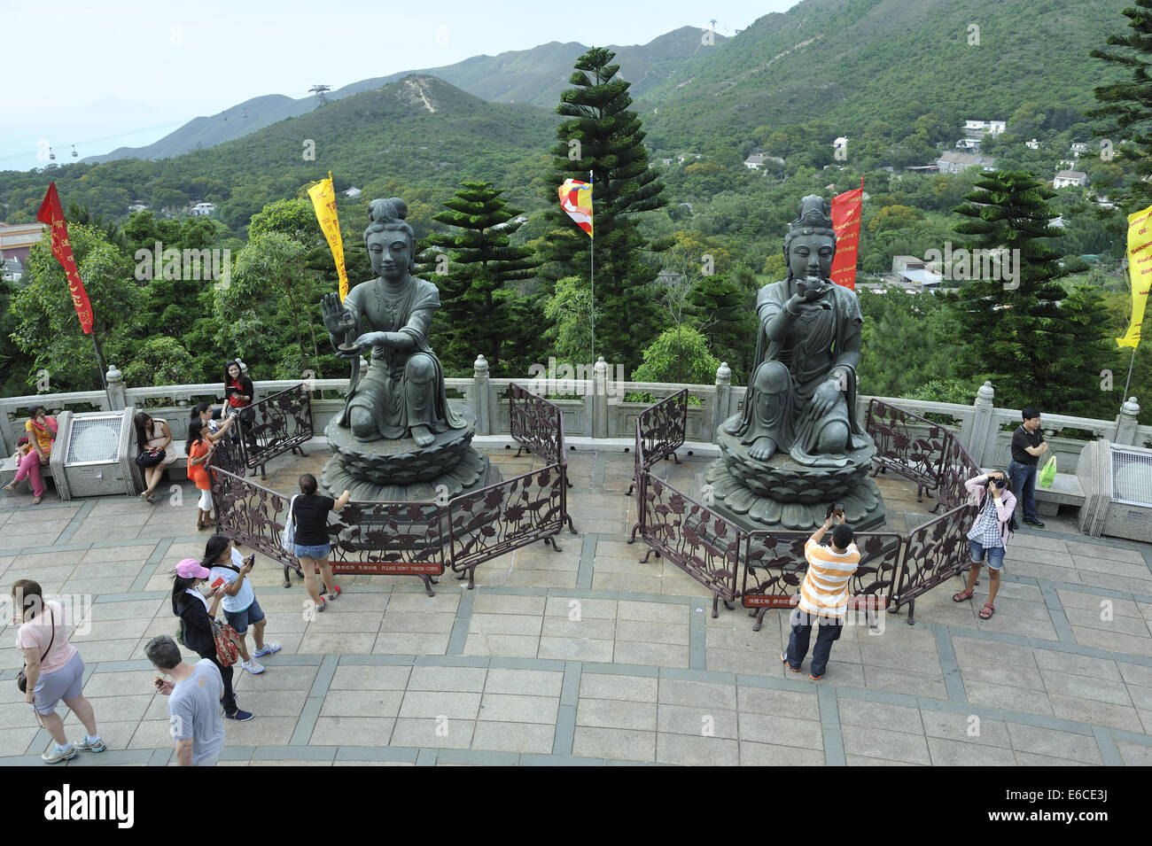 Due delle sei Divas conosciute come 'l'offerta delle sei Divas' (alias sei Devas); statue di bronzo al Buddha Tian Tan, Isola di Lantau, Hong Kong Foto Stock