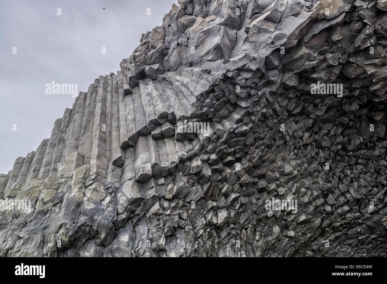 Colonne di basalto reynisfjara beach, Islanda colonne di basalto sono formate da un lento raffreddamento della lava. Foto Stock