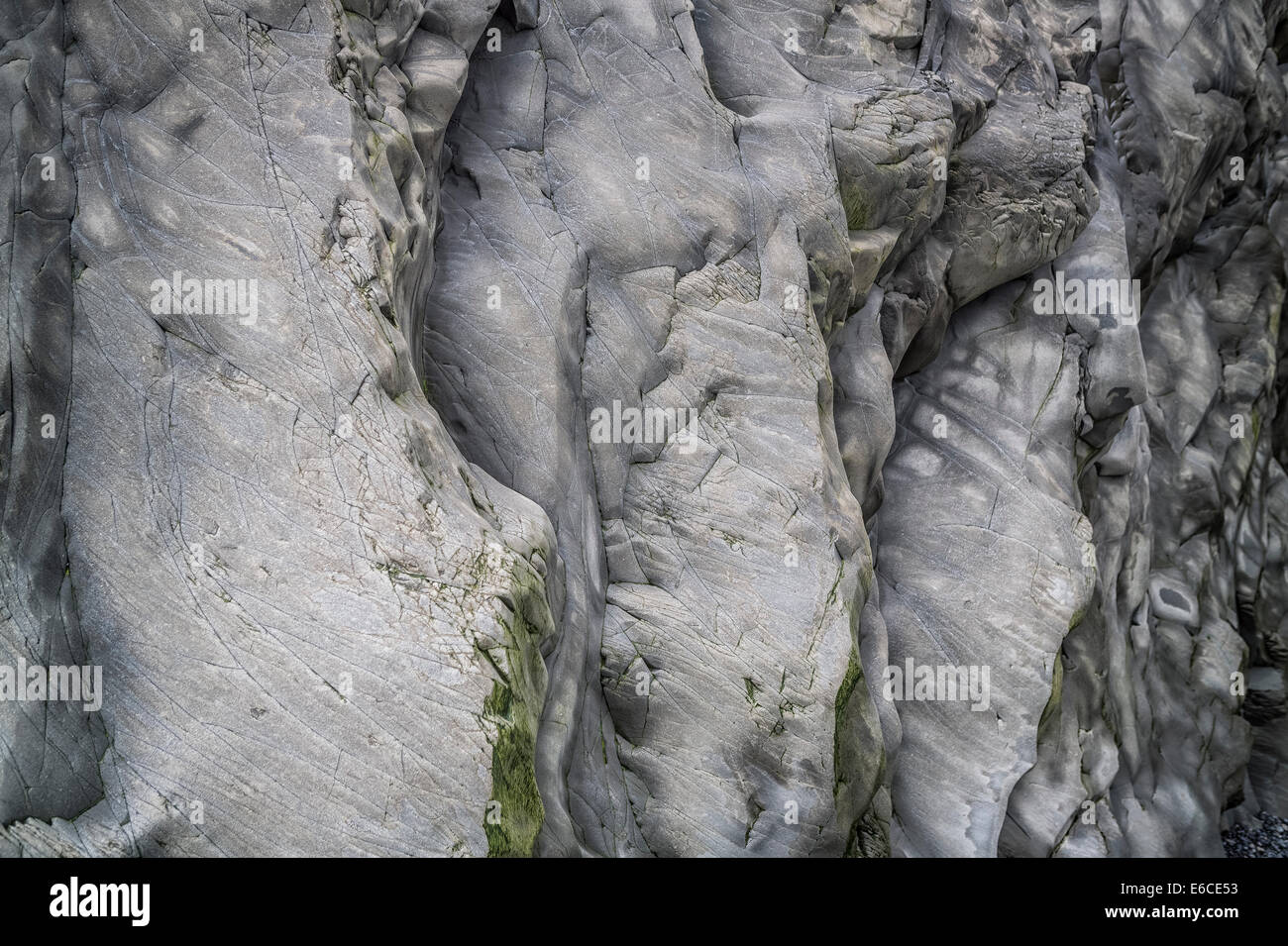 Colonne di basalto reynisfjara beach, Islanda. colonne di basalto sono formate da un lento raffreddamento della lava. Foto Stock