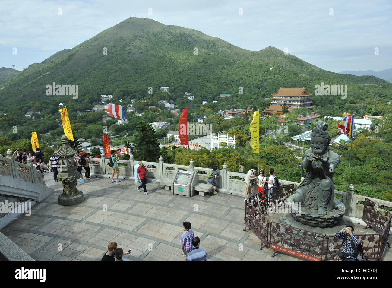 Due dei sei divi noto come 'l'offerta dei sei divi"; statue in bronzo a Tian Tan Buddha, Isola di Lantau, Hong Kong Foto Stock