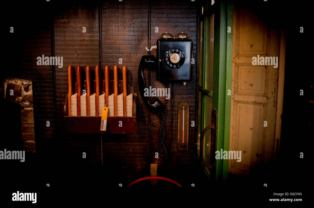 Un telefono e vestiti spazzole in occasione di una famosa Hastings in vecchio stile del negozio in un tempo-ordito. Foto Stock