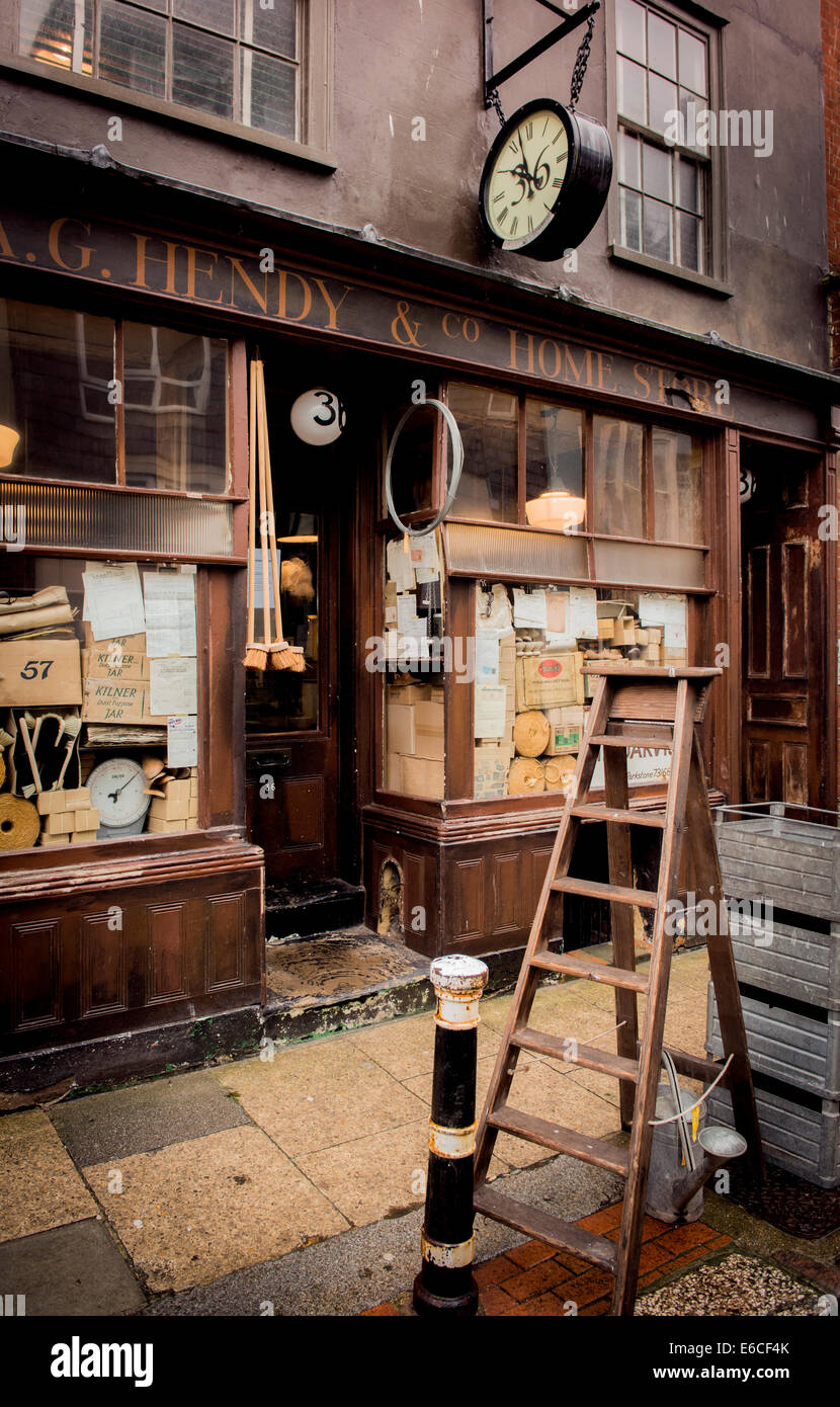 Esterno del A.G.Hendy & Co una famosa Hastings in vecchio stile del negozio in un tempo-ordito. Foto Stock