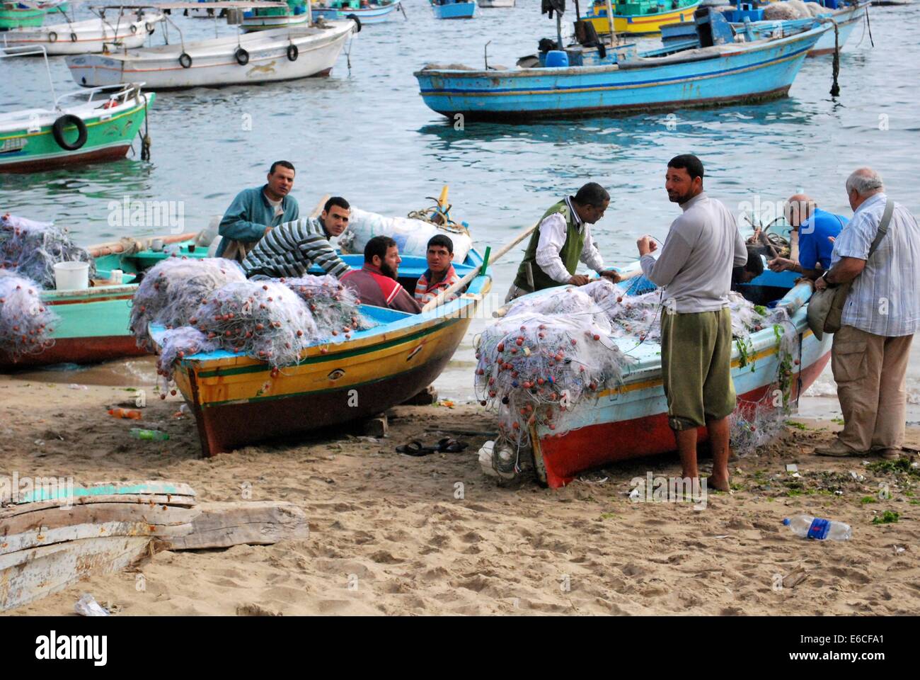 I pescatori arrivano dopo una mattinata di mare per catturare la loro festa quotidiana Foto Stock