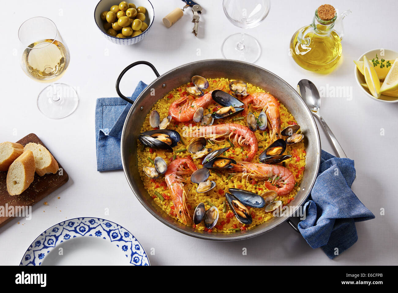 Tipico spagnolo paella di frutti di mare in padella tradizionale Foto Stock