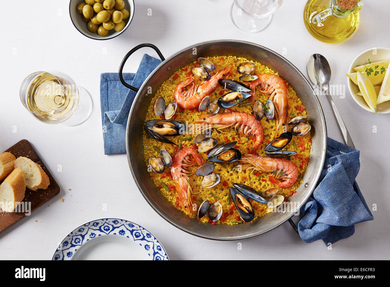 Tipico spagnolo paella di frutti di mare in padella tradizionale Foto Stock