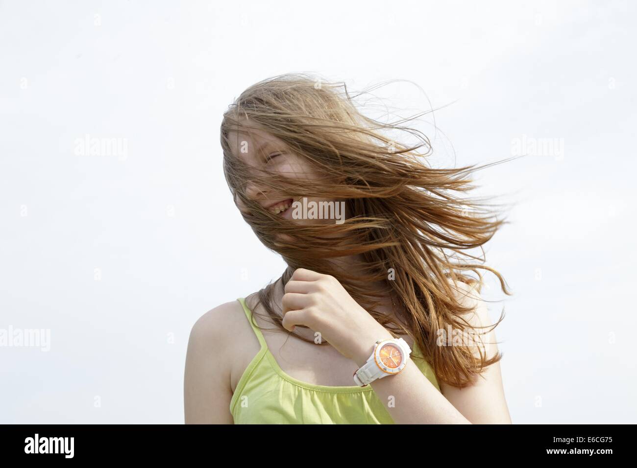 Ragazza adolescente i capelli al vento, Scharbeutz, Mar Baltico, Schleswig-Holstein, Germania Foto Stock