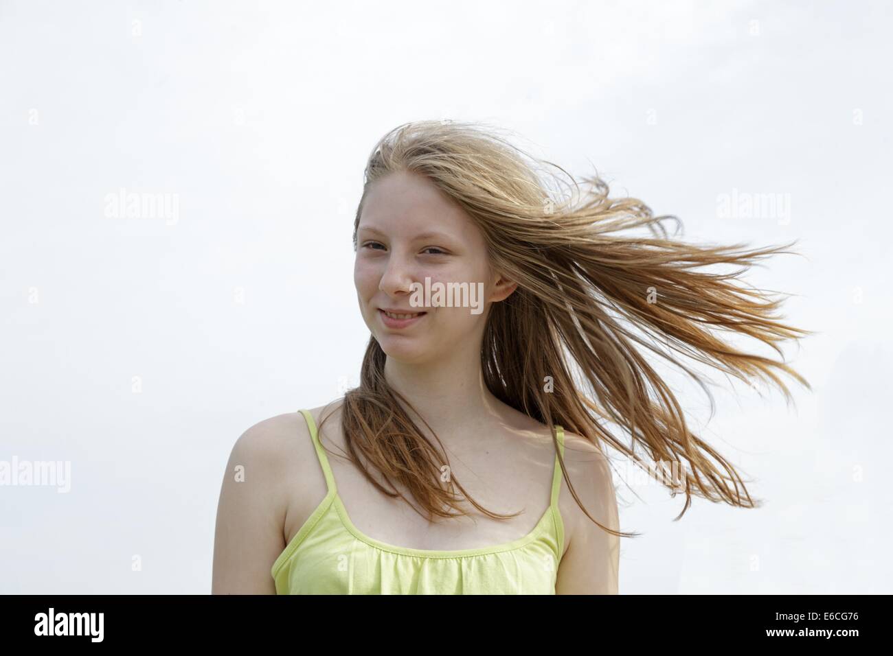 Ragazza adolescente i capelli al vento, Scharbeutz, Mar Baltico, Schleswig-Holstein, Germania Foto Stock