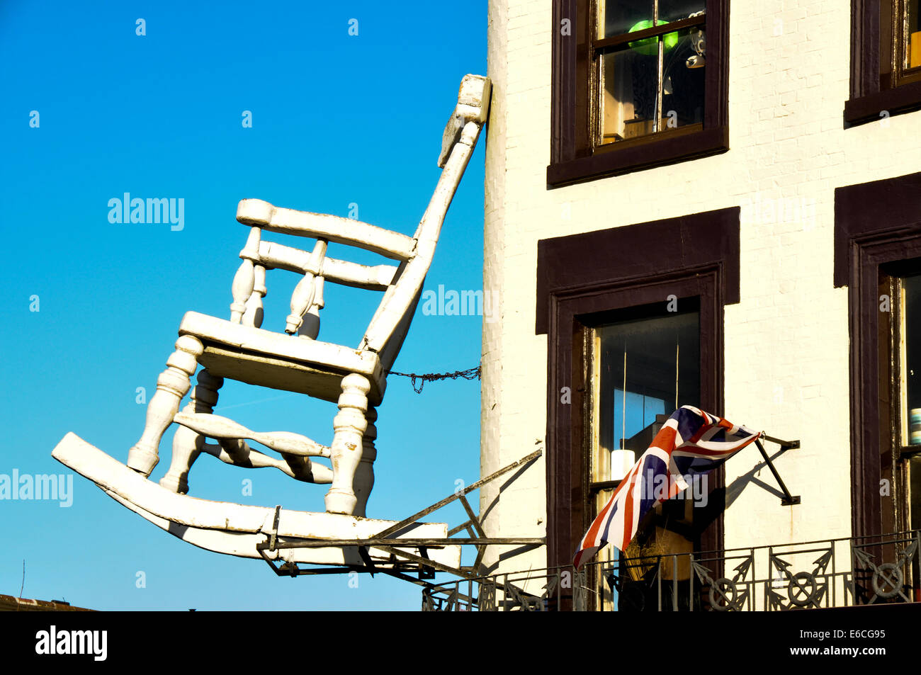 La sedia a dondolo su un edificio. Foto Stock