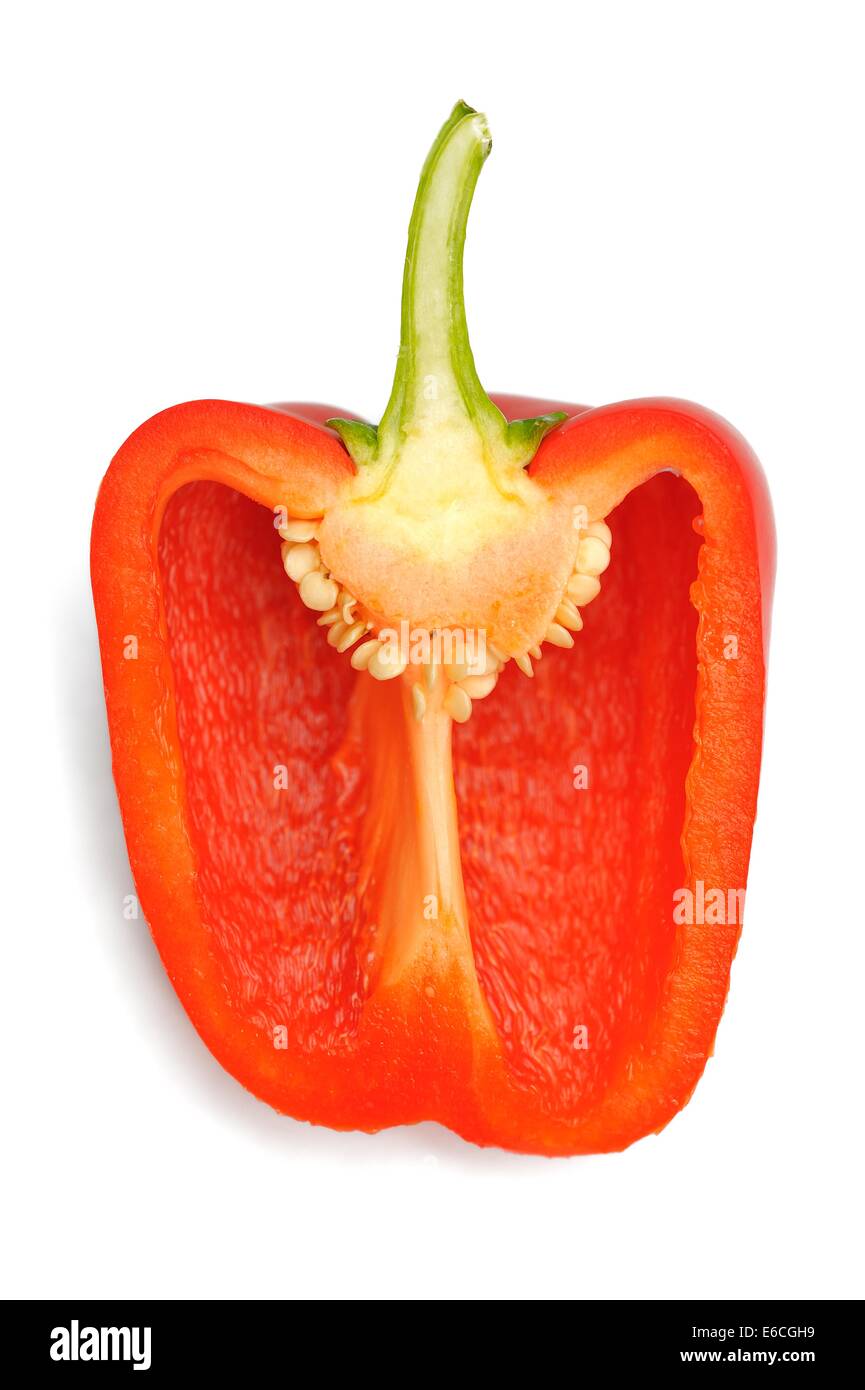 Un peperone rosso tagliato a metà per la mostra close up dettaglio di semi Foto Stock