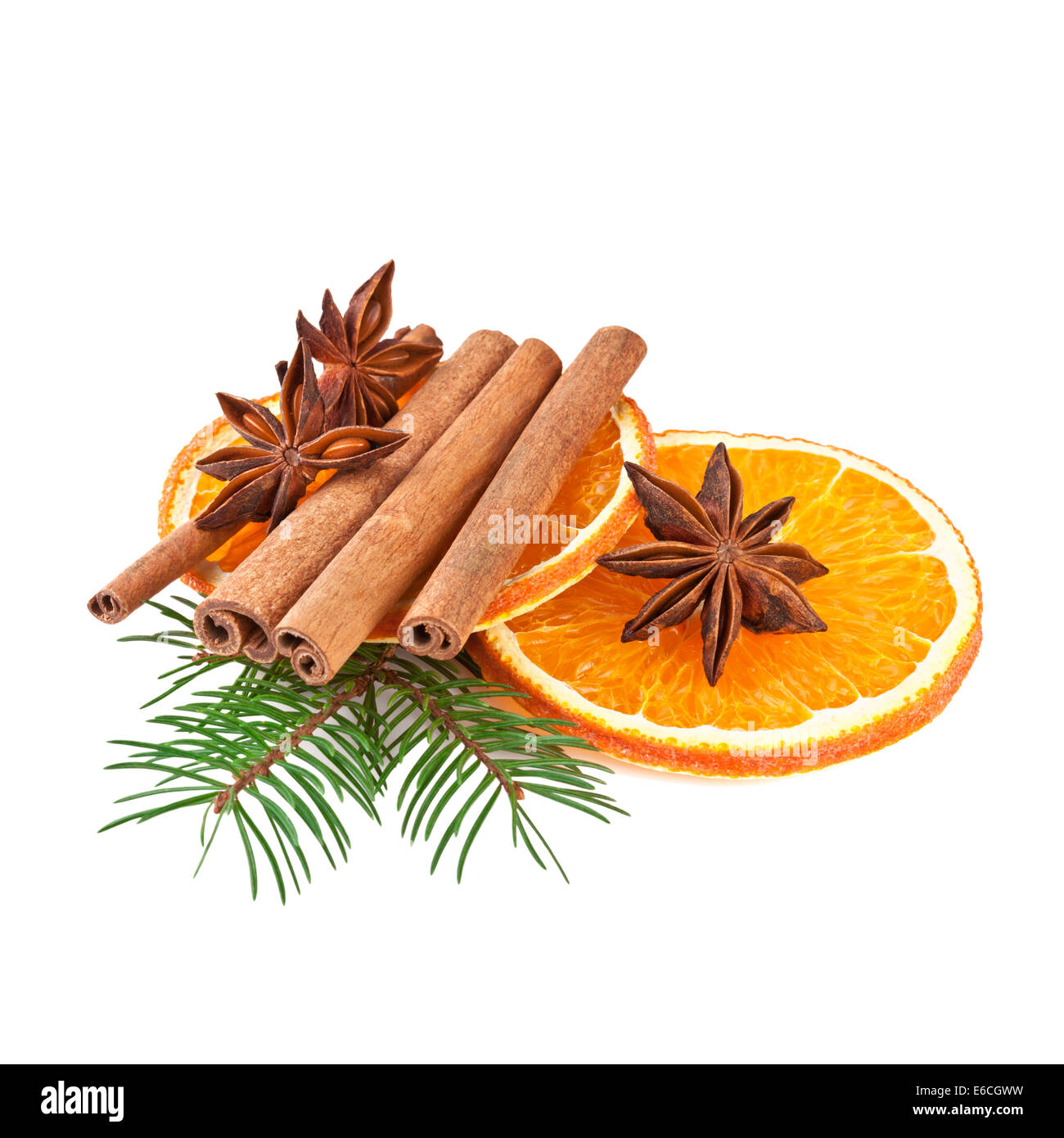 Fettine di arancia e cannella con ramo di abete isolato su bianco Foto Stock