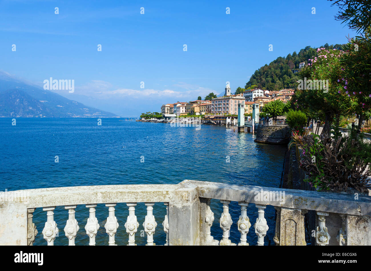 Il lago di Como. Il lungolago di Bellagio, Lombardia, Italia Foto Stock