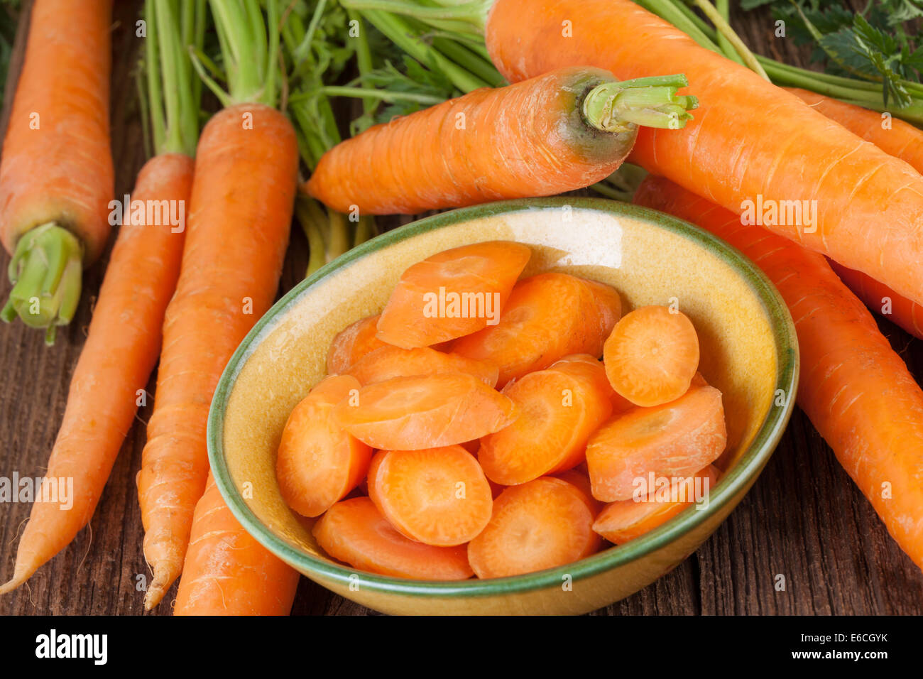 La carota su uno sfondo di legno Foto Stock