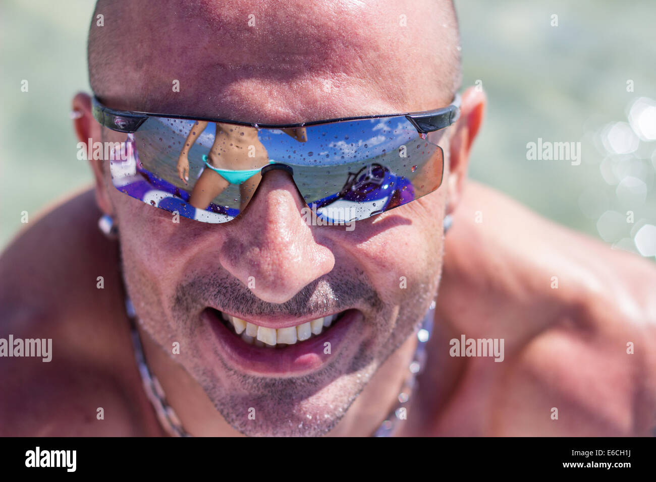 L'uomo faccia occhiali da sole estivo di riflessione a specchio donna sorridente Foto Stock