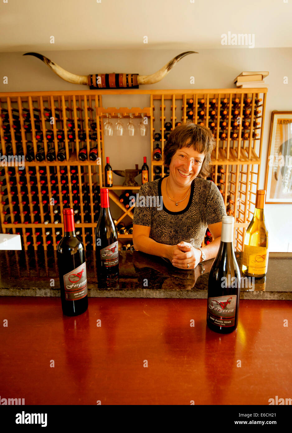 Stati Uniti d'America, Washington, Woodinville. Marie-Eve Gilla, proprietario ed enologo di cantine Forgeron, nella sua sala di degustazione in Woodinville, WA Foto Stock