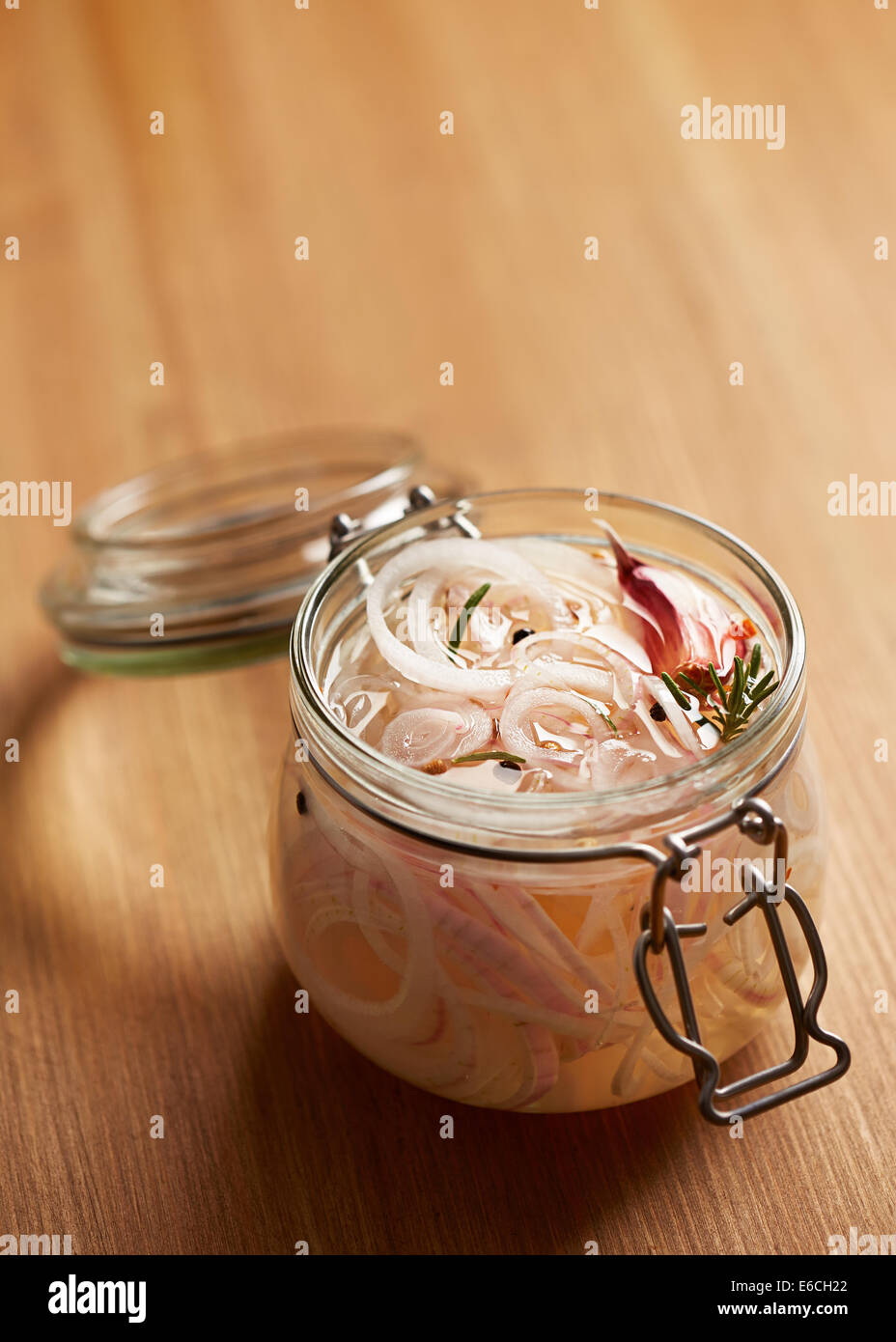 In casa Cipolline borretane con spezie e aglio in un vaso Foto Stock