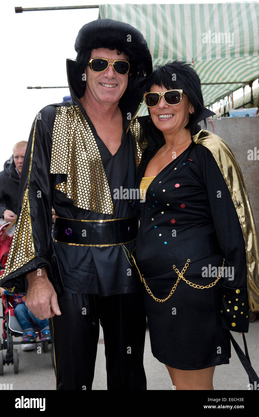 Settembre 2013. Porthcawl annuale festival di Elvis, Wales, Regno Unito. I fan di Elvis vestito di nero e oro costumi di Elvis Foto Stock