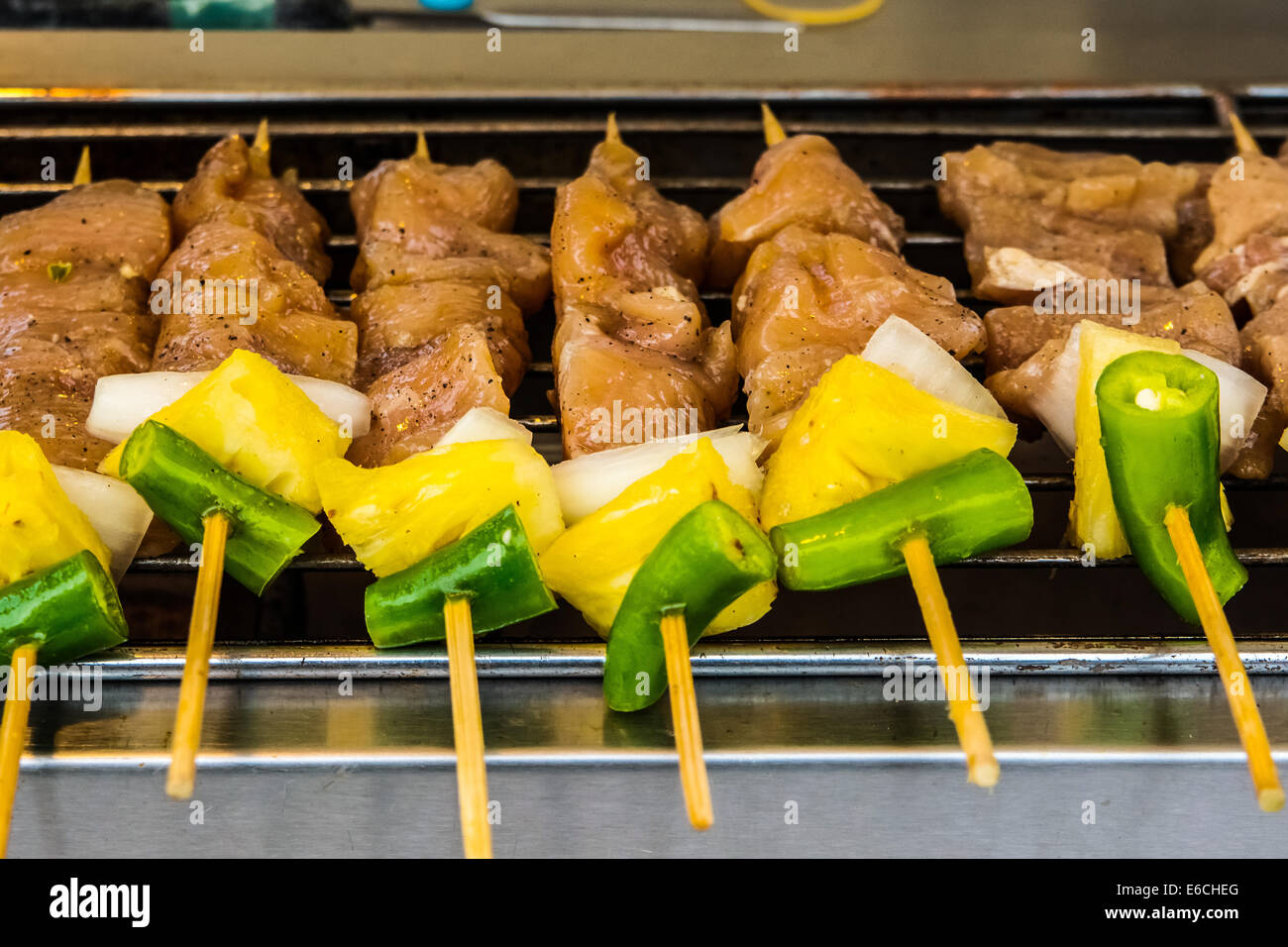 Pollo spiedini satay., cibo asiatico nel mercato notturno, in stile thai con barbecue di carne e verdure. Foto Stock