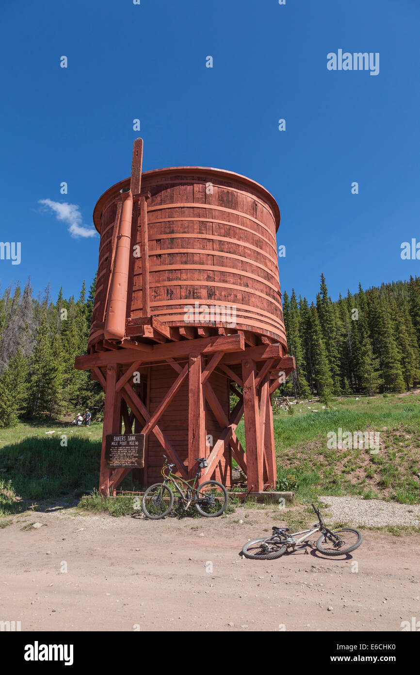 Abbandonato il Bakers Serbatoio acqua torre a Mile Post 102.16 di Denver, South Park e del Pacifico Narrow Gauge Railroad. Foto Stock