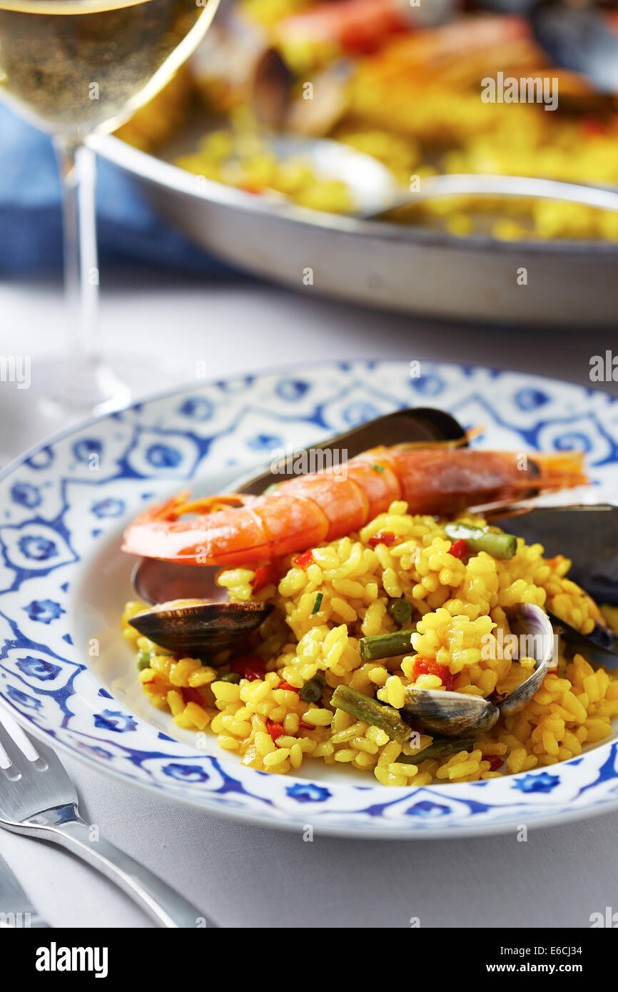 Tipico spagnolo paella di frutti di mare in un piatto Foto Stock