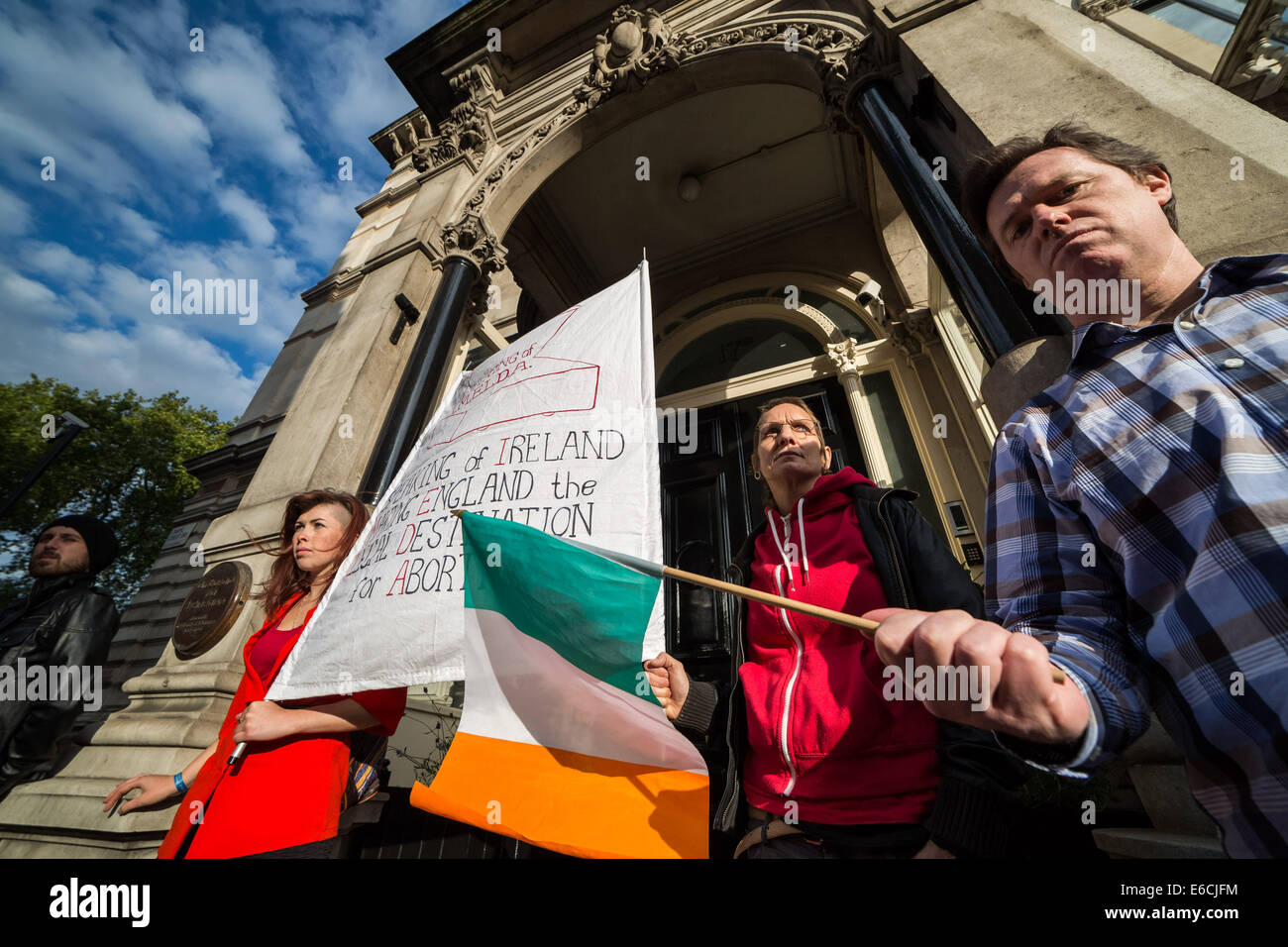 Londra, Regno Unito. 20 agosto 2014. Aborto protesta per i diritti al di fuori dell'Ambasciata Irlandese 2014 Credit: Guy Corbishley/Alamy Live News Foto Stock