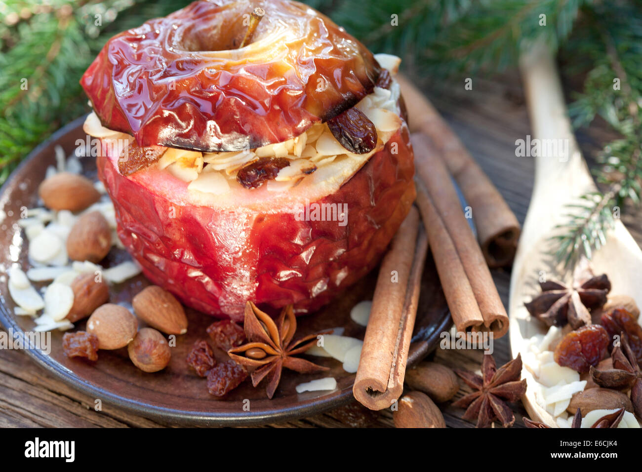 Mela cotta con spezie di Natale su sfondo di legno Foto Stock