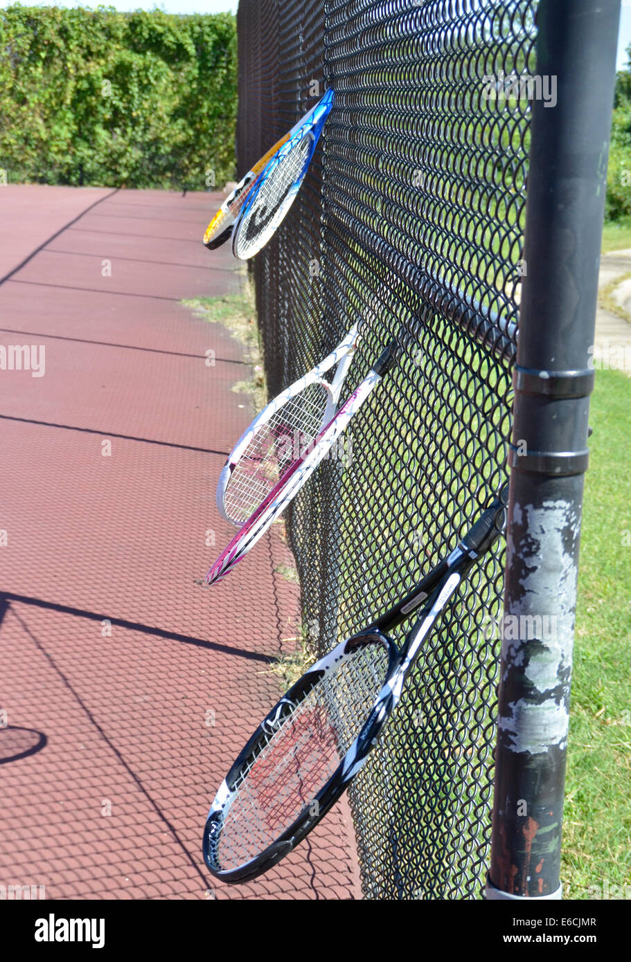Racchette da tennis in un recinto Foto Stock