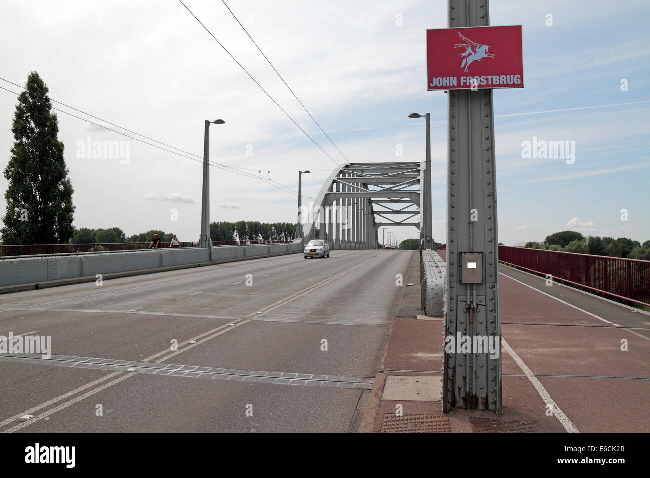 Vista verso sud lungo la carreggiata su John Frostburg (John Frost ponte) di Arnhem, Paesi Bassi. Foto Stock