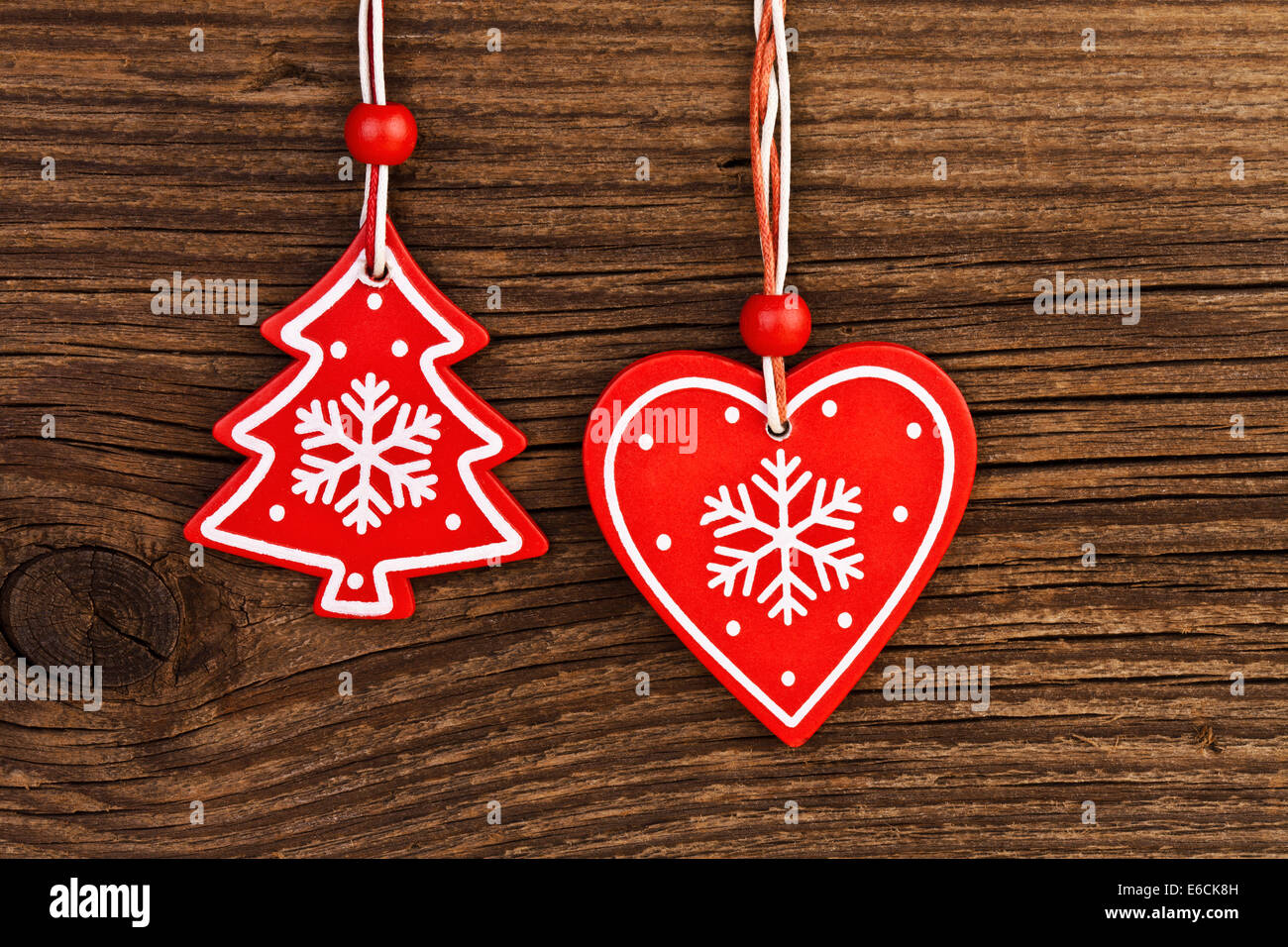 Albero di Natale decorazioni su vintage sfondo di legno Foto Stock