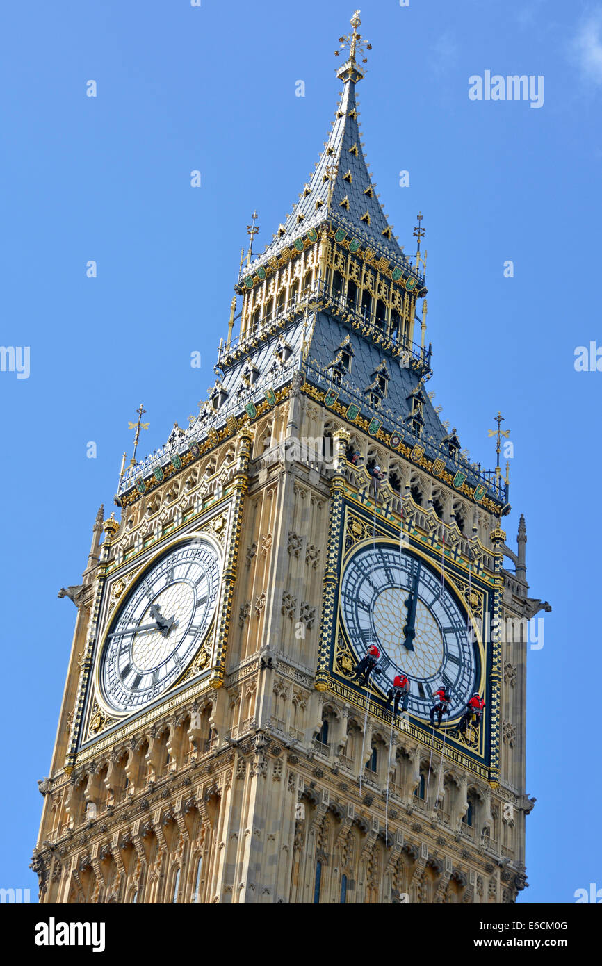 Big Ben Elizabeth torre con orologio faccia essendo pulite con le mani insieme al momento sbagliato del mezzogiorno o mezzanotte Foto Stock