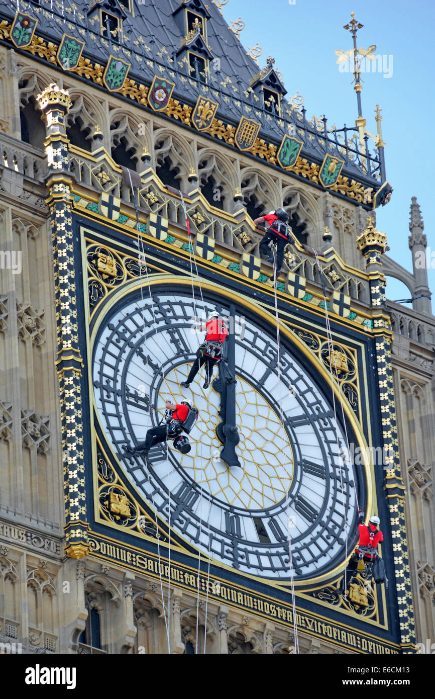 Big Ben Elizabeth torre con orologio faccia essendo pulite con le mani insieme al momento sbagliato del mezzogiorno o mezzanotte Foto Stock