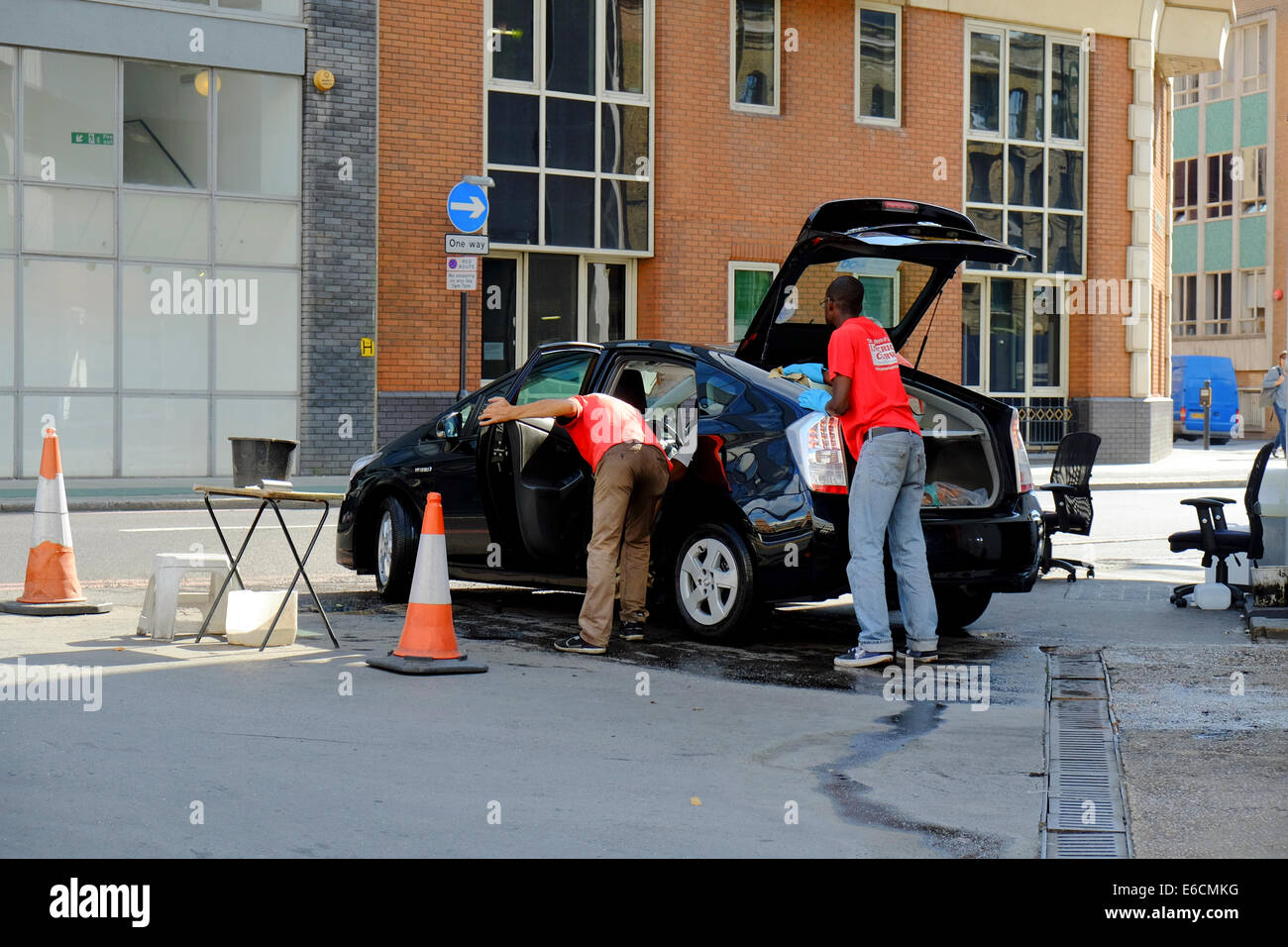 Gli uomini valeting un auto presso la American Car Wash a Londra Foto Stock