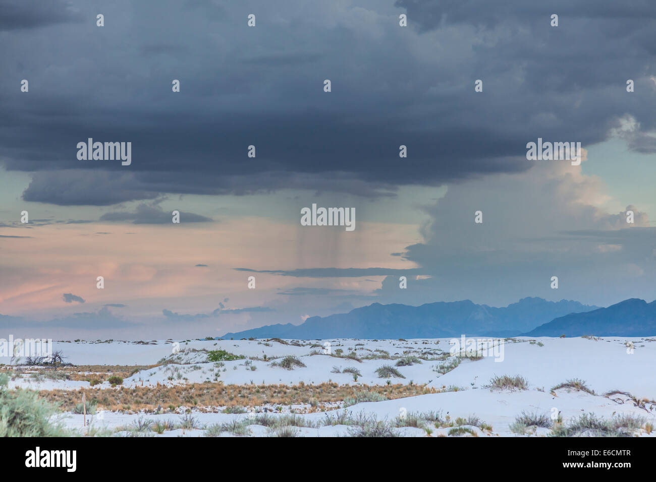 Nuvole di pioggia sulla passeggiata guidata al tramonto al White Sands National Park (precedentemente Monumento Nazionale) nel New Mexico. Foto Stock