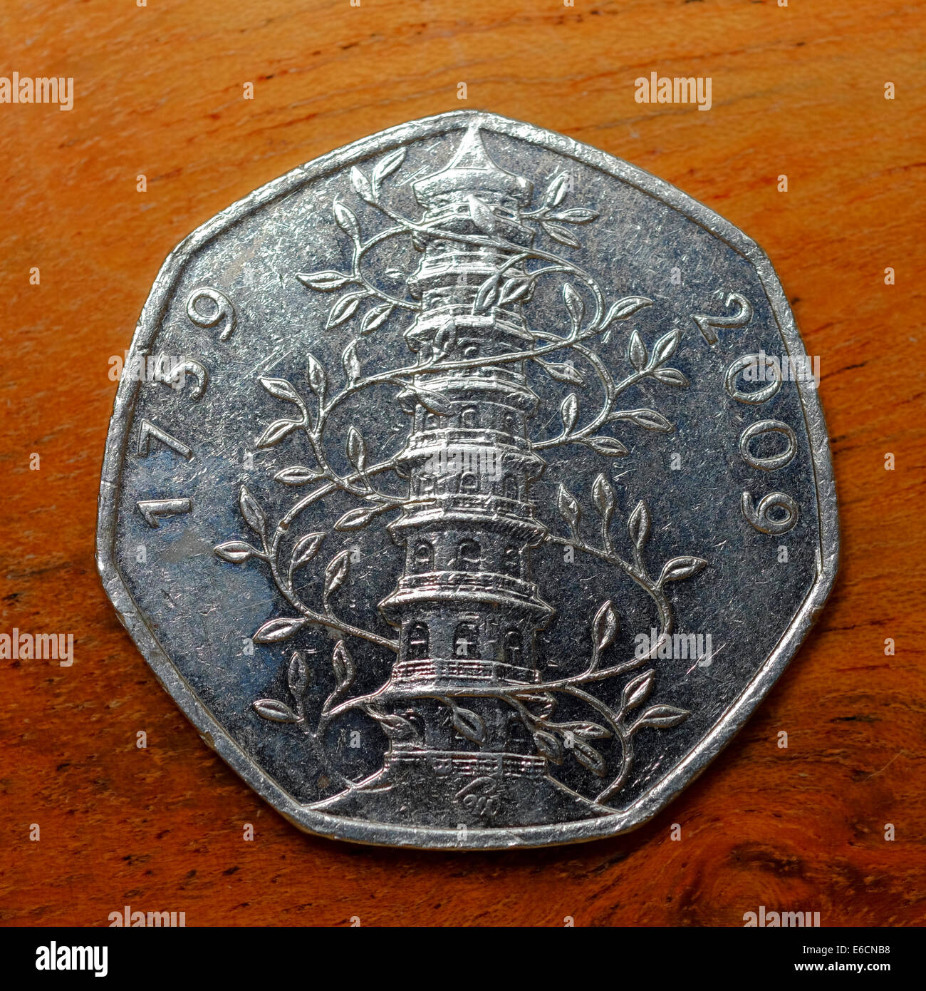 Rare cinquanta Pence moneta con i Giardini di Kew Pagoda coniate nel 2009 Foto Stock