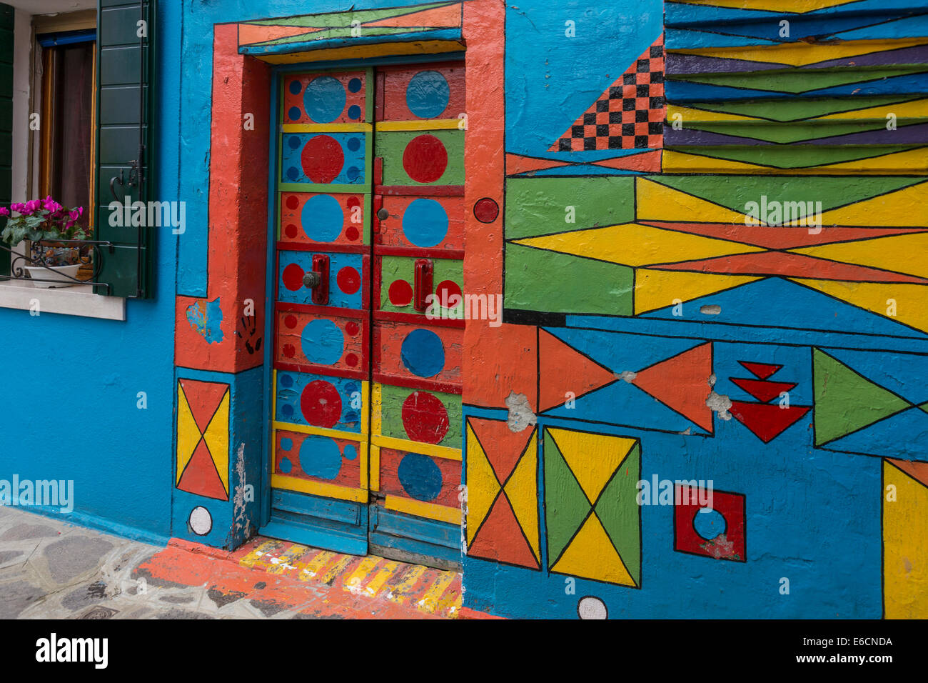 Porta di un colorfully casa dipinta con disegni sull'isola di Burano nella Laguna veneziana. Foto Stock