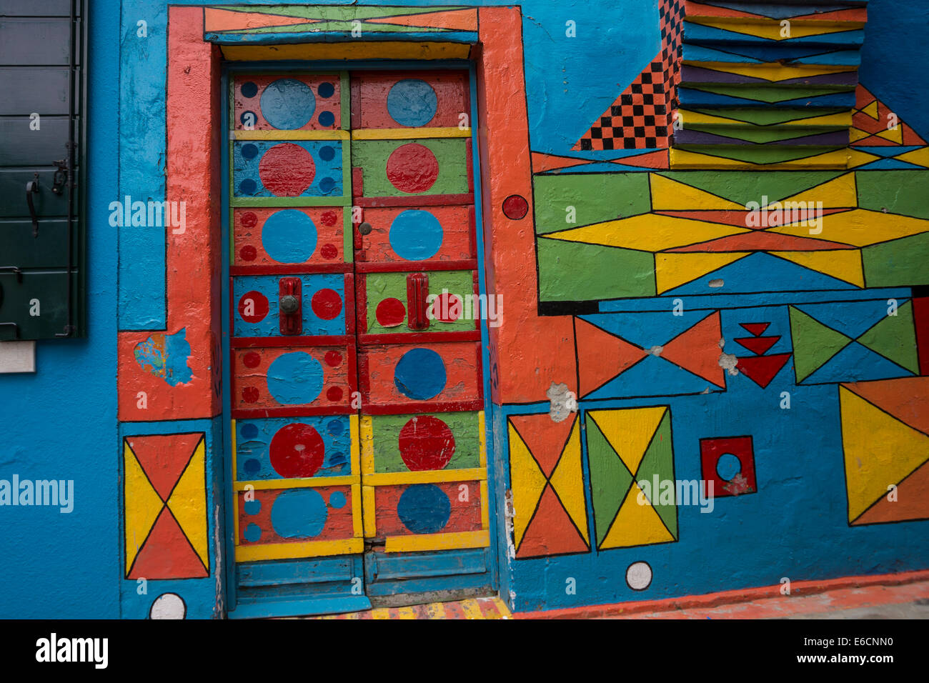 Porta di un colorfully casa dipinta con disegni sull'isola di Burano nella Laguna veneziana. Foto Stock