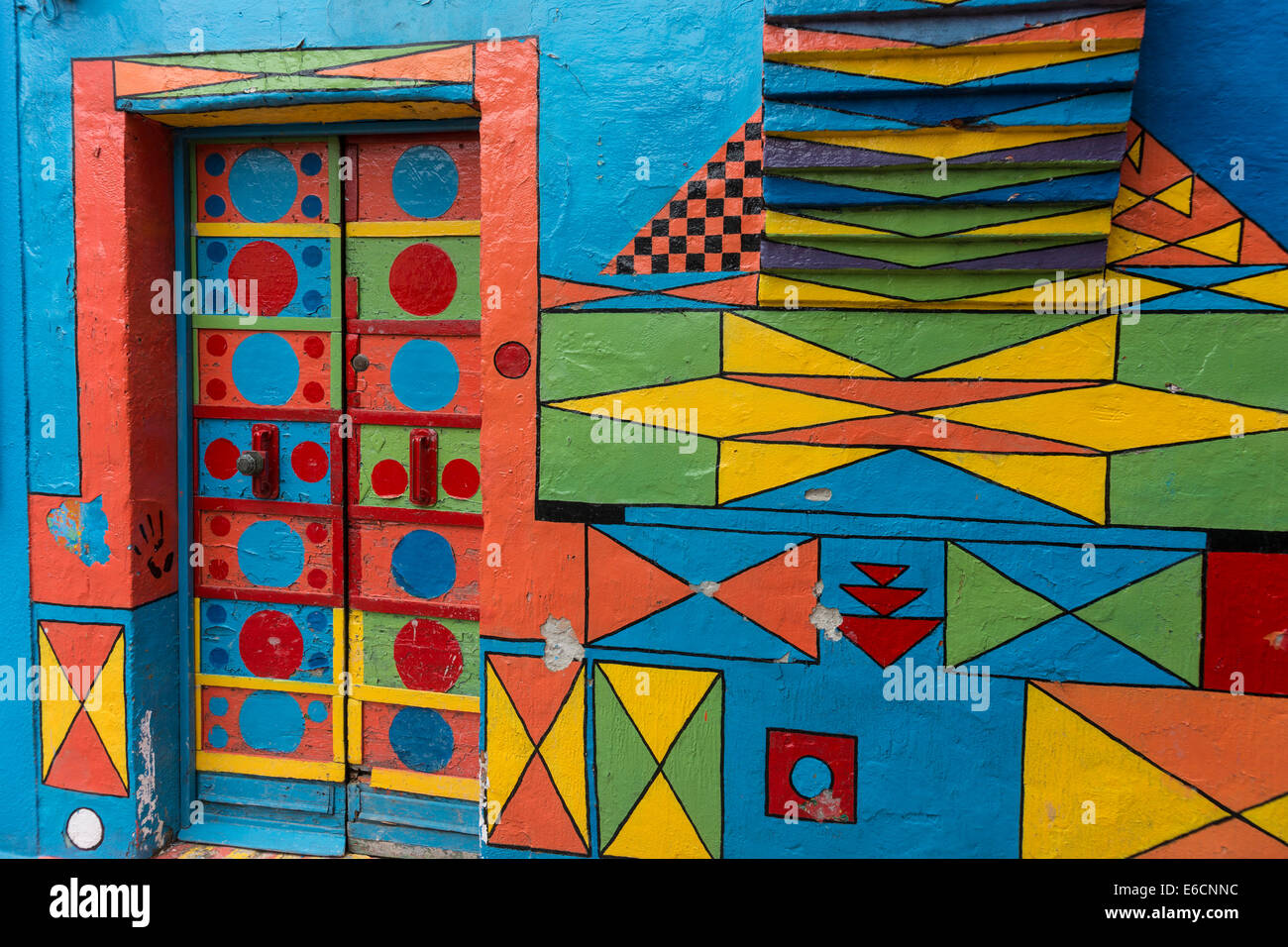 Porta di un colorfully casa dipinta con disegni sull'isola di Burano nella Laguna veneziana. Foto Stock
