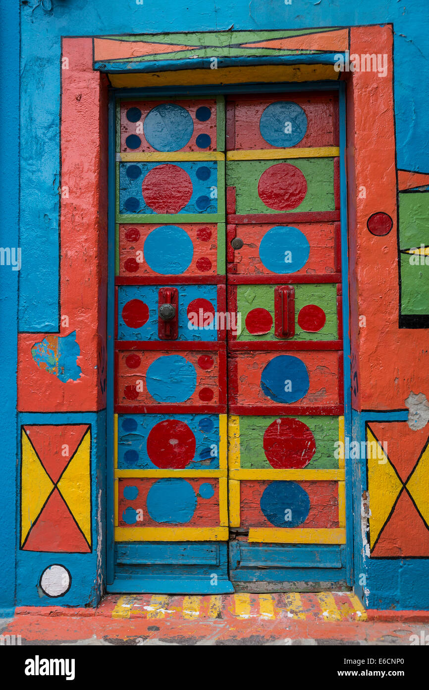 Porta di un colorfully casa dipinta con disegni sull'isola di Burano nella Laguna veneziana. Foto Stock