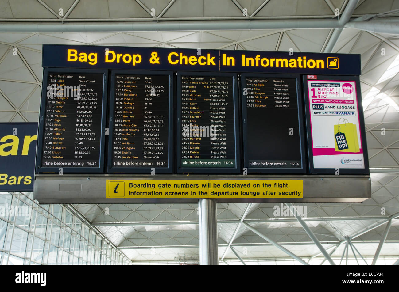 Le informazioni di volo pensione all'Aeroporto di London Stansted Essex England Regno Unito Regno Unito Foto Stock