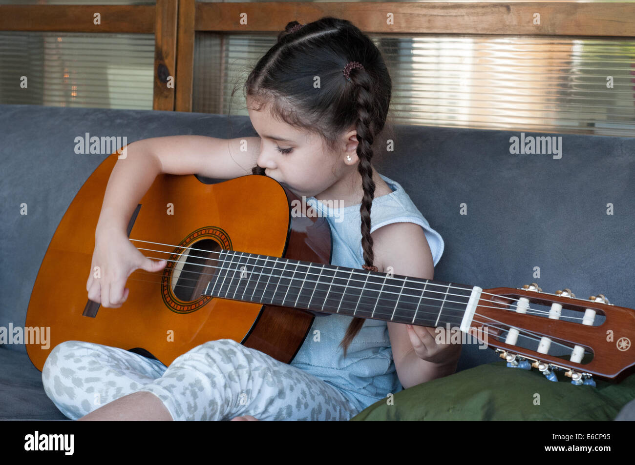 Bambino che suona la chitarra immagini e fotografie stock ad alta  risoluzione - Alamy