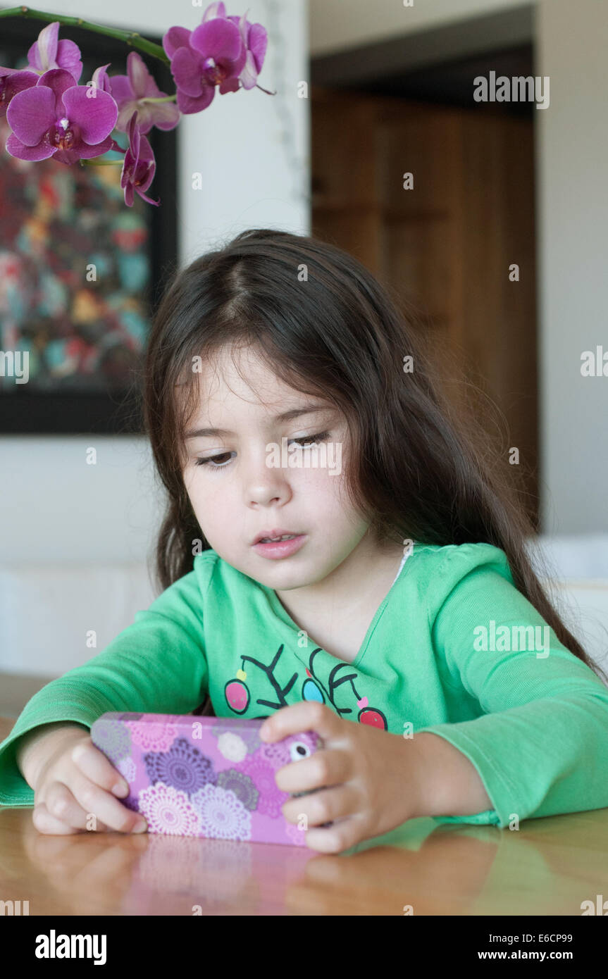 Ragazza con un telefono cellulare Foto Stock